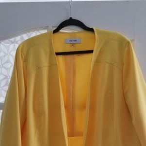 Yellow buttonless jacket